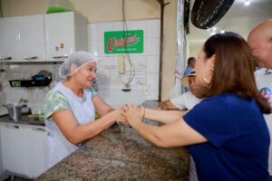 Mailza conversa com comerciantes durante visita ao Mercado do 15, em Rio Branco