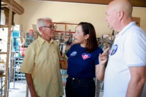 Mailza conversa com comerciantes durante visita ao Mercado do 15, em Rio Branco