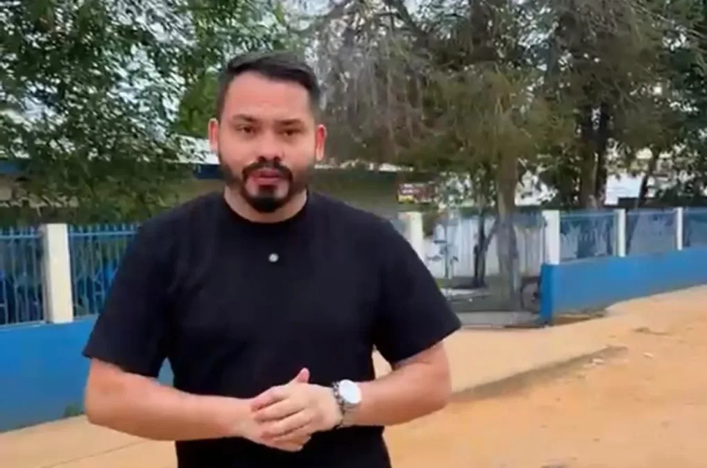 Maycon Moreira cobra melhorias em rua em frente à Secretaria de Saúde de Sena Madureira