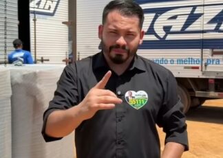 Vereador Maycon Moreira durante vídeo em que questiona aplicação de decreto em Sena Madureira.