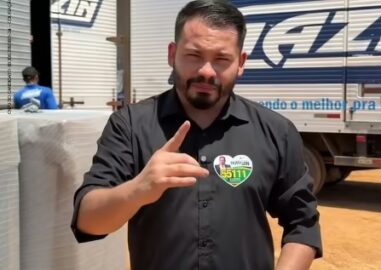 Vereador Maycon Moreira durante vídeo em que questiona aplicação de decreto em Sena Madureira.