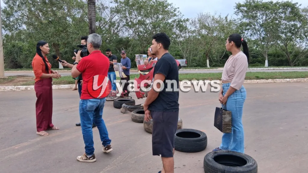 Moradores bloqueiam Avenida Amadeu Barbosa em protesto contra a Prefeitura de Rio Branco.