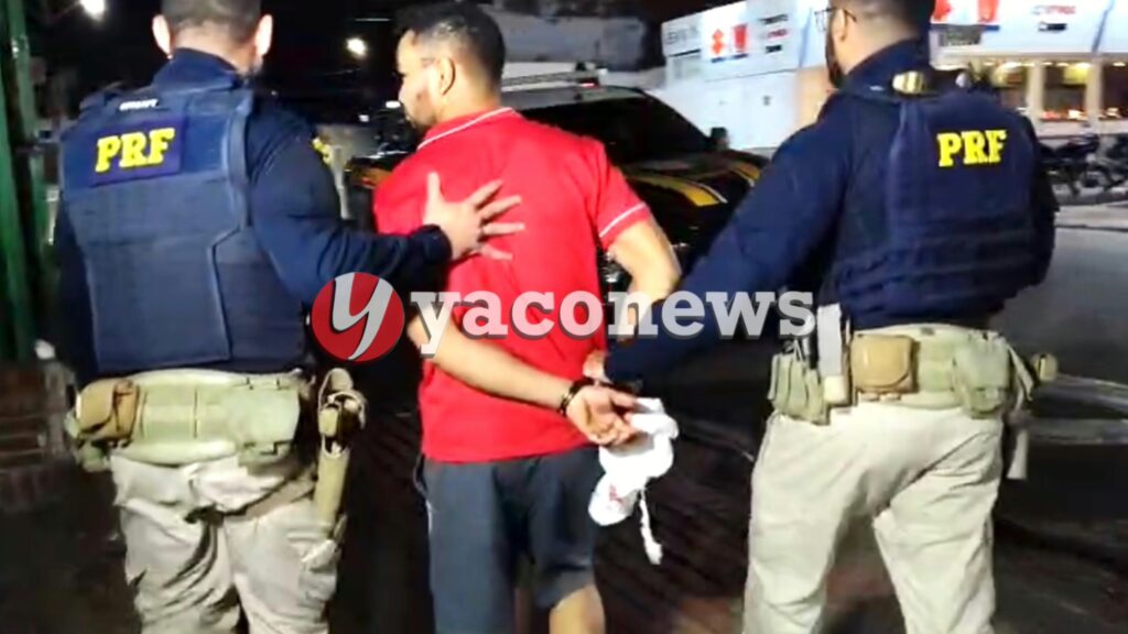 Motorista preso após capotar carro na BR-364 em Rio Branco.