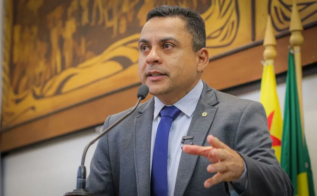 O deputado estadual Gilberto Lira em pronunciamento sobre recursos para Sena Madureira.