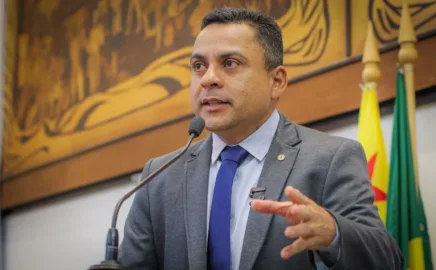 O deputado estadual Gilberto Lira em pronunciamento sobre recursos para Sena Madureira.