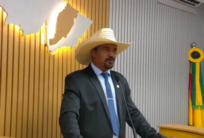Vereador Obede discursa na tribuna da Câmara Municipal de Sena Madureira cobrando a manutenção urgente do ar-condicionado da delegacia para melhorar o atendimento à população e as condições de trabalho dos servidores."