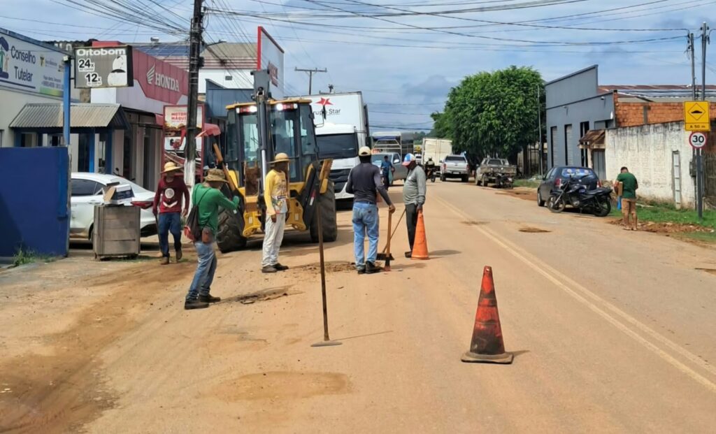 Prefeitura realiza operação tapa-buracos na Rua Padre Egídio em Sena Madureira.