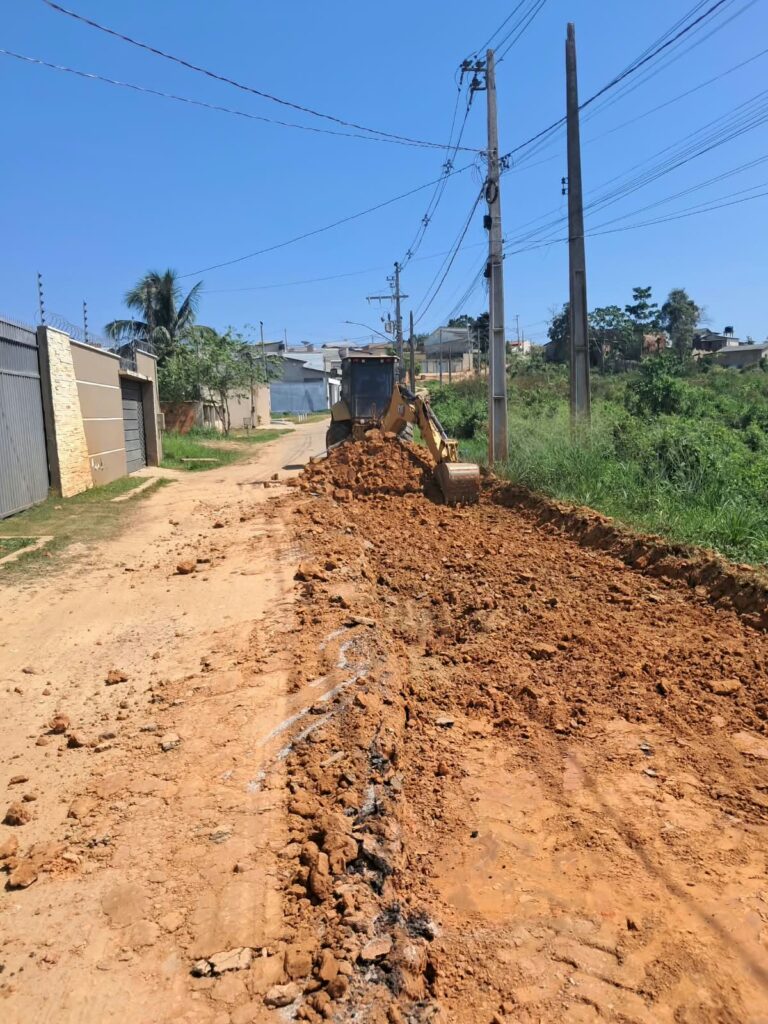 Prefeitura inicia obras de asfaltamento da rua Manoel Firmino em Sena Madureira.