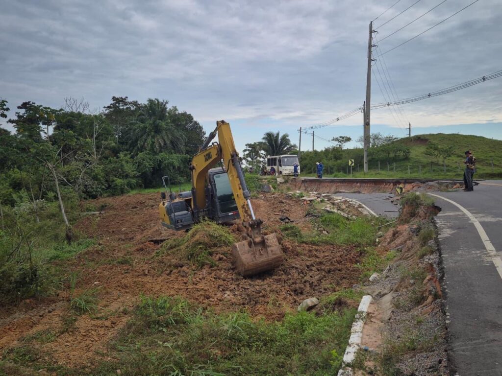 Recuperação da terceira entrada de Tarauacá começa com 2,1 mil toneladas de pedra rachão.