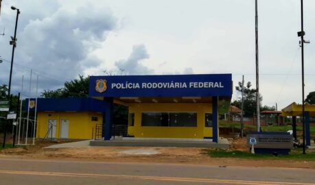Viaturas da Polícia Rodoviária Federal realizando abordagem a um caminhão na BR-317, em Xapuri.