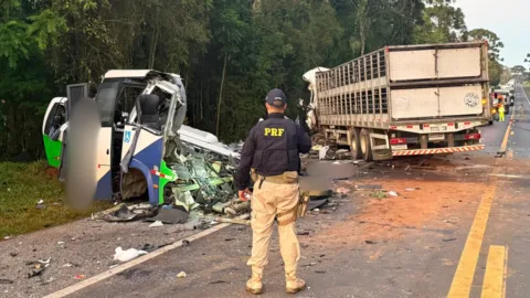 Acidente com 23 mortos na BR-373 no Parana envolvendo caminhão e micro-onibus de saude.
