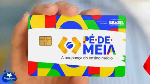 Estudante consulta pagamento do Pé-de-Meia pelo celular.