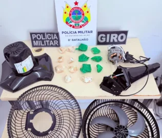 Policiais militares realizam abordagem em fiscalização de trânsito na BR-364.