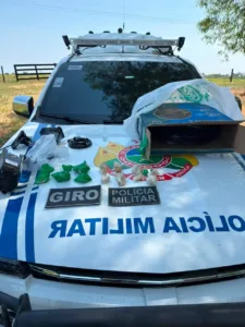Policiais militares realizam abordagem em fiscalização de trânsito na BR-364.