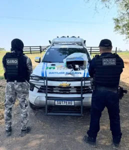 Policiais militares realizam abordagem em fiscalização de trânsito na BR-364.