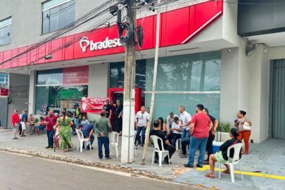 Sindicato dos Bancarios paralisa Agencia do Bradesco em protesto em Rio Branco.