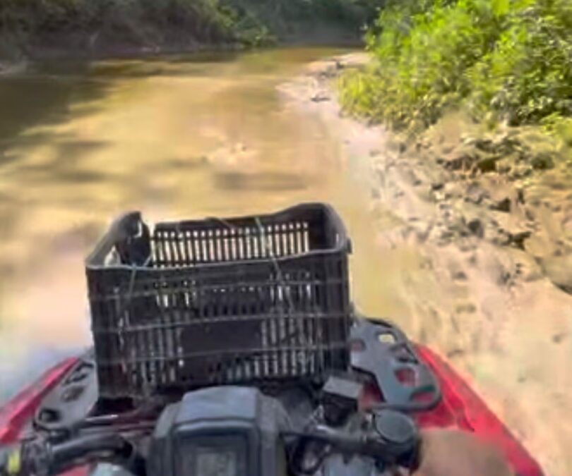 Homem atravessa rio no Acre com quadriciclo por causa da seca