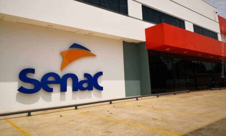 Alunos em sala de aula de curso de qualificação profissional do Senac.