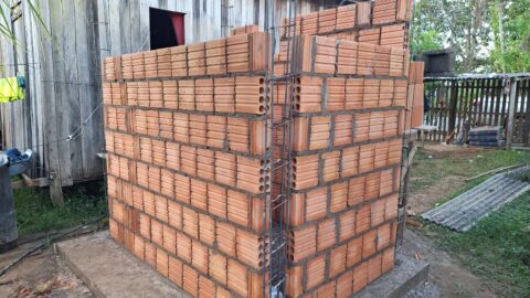 Construção de banheiros para famílias carentes em Sena Madureira começa pelo Segundo Distrito