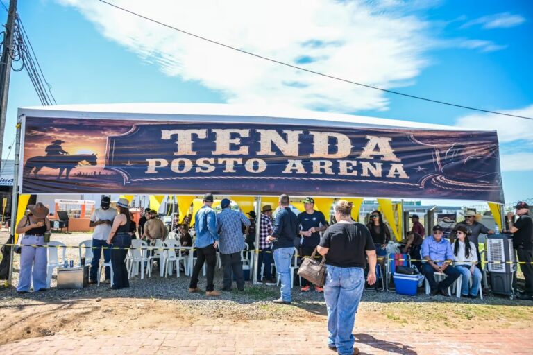 Após passagem da Cavalgada, público lota tendas na Via Chico Mendes em Rio Branco.
