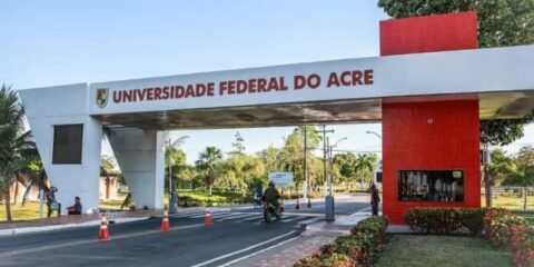 Ufac retoma aulas presenciais após greve estudantil por transporte coletivo.