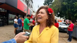 Edvaldo Magalhaes e Perpetua Almeida em caminhada de campanha no centro de Rio Branco.