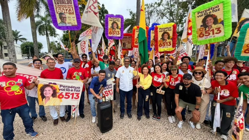 Edvaldo Magalhaes e Perpetua Almeida em caminhada de campanha no centro de Rio Branco.