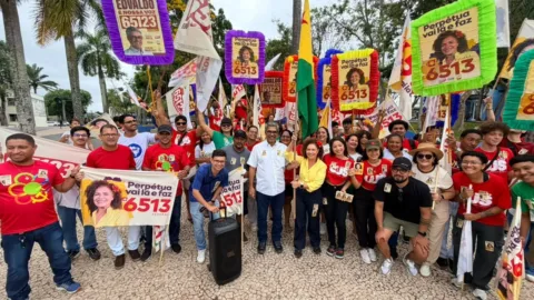 Edvaldo Magalhaes e Perpetua Almeida em caminhada de campanha no centro de Rio Branco.