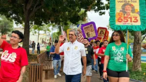 Edvaldo Magalhaes e Perpetua Almeida em caminhada de campanha no centro de Rio Branco.