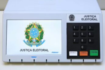 Urna eletrônica durante processo de votação da Justiça Eleitoral no Acre.