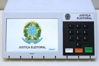 Urna eletrônica durante processo de votação da Justiça Eleitoral no Acre.