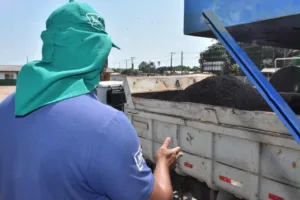 Usina de asfalto do Deracre em operação para obras de pavimentação em Feijó.