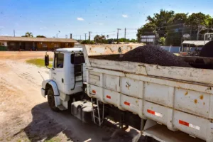 Usina de asfalto do Deracre em operação para obras de pavimentação em Feijó.