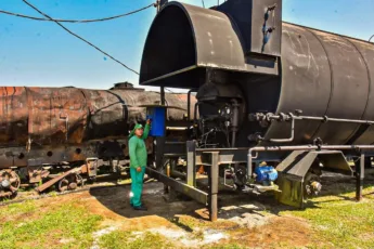 Usina de asfalto do Deracre em operação para obras de pavimentação em Feijó.