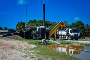 Usina de asfalto do Deracre em operação para obras de pavimentação em Feijó.