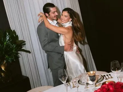 Mariana Rios e Juca Diniz oficializam noivado com jantar intimista