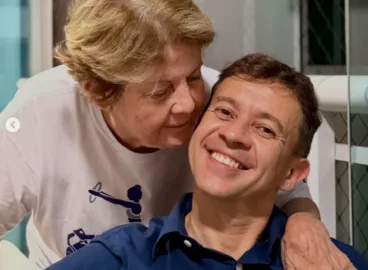 Eduardo Velloso compartilha momento de carinho ao lado da mãe nas redes sociais.