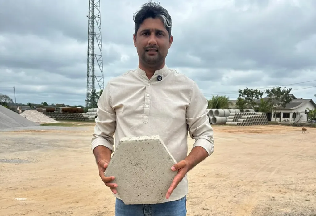 Vereador Real visita produção de 80 mil blocos para pavimentação em Sena Madureira