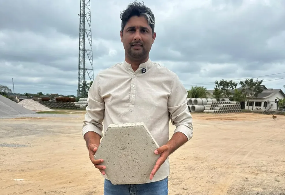 Vereador Real visita produção de 80 mil blocos para pavimentação em Sena Madureira