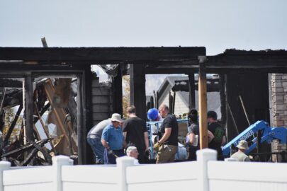 Viaturas policiais e de emergência isolam área de crime em Montana, Estados Unidos.
