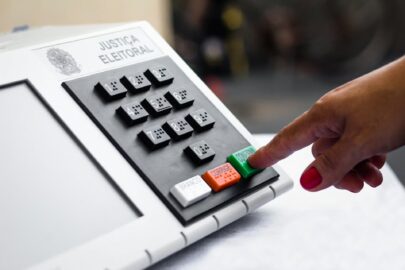 Urna eletronica e dados do eleitorado do Acre divulgados pelo TSE.