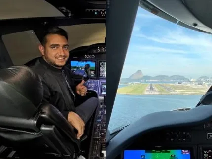 Juliano, dupla de Henrique, mostra habilidade como piloto em pouso no Santos Dumont