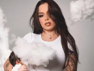 Kamyla Maria celebra 1 mês da filha e mostra rosto da menina pela primeira vez