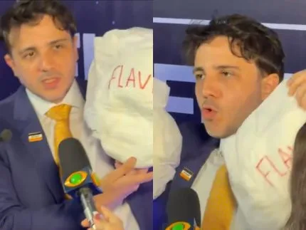 Renan Santos chega à coletiva com fraldas com nome de Lula e Flávio: “Fracassados e criminosos”