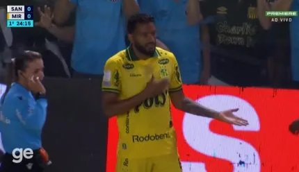 Torcedor do Santos cospe em jogador do Mirassol que se revolta: “Vergonhoso”
