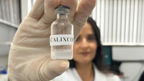 Frasco da vacina Calixcoca desenvolvida por cientistas da UFMG em laboratório de pesquisa.
