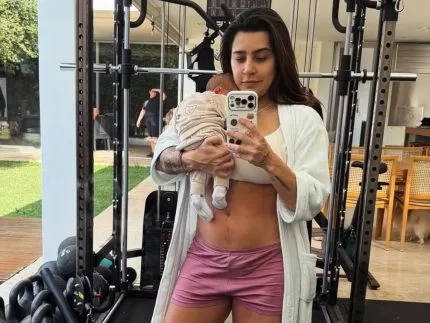 Lauana Prado posa com filho recém-nascido na academia: “Lugar preferido”