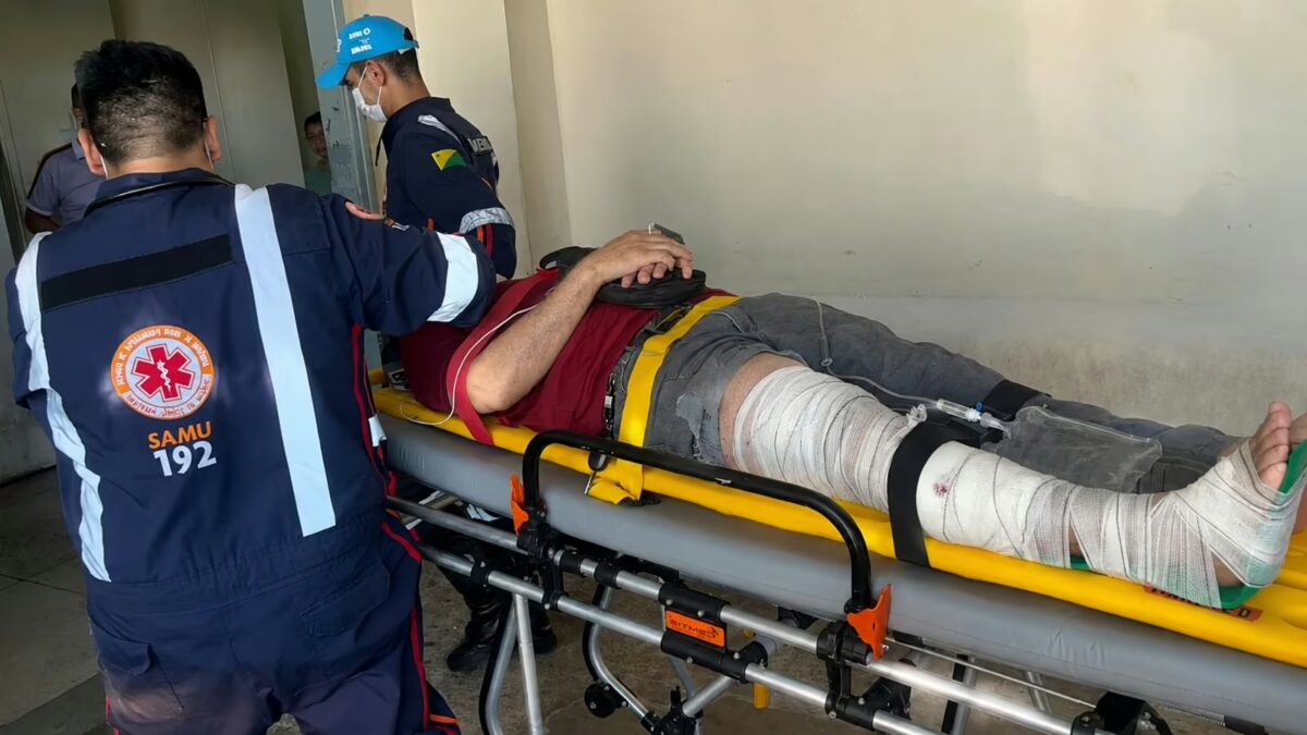 Motociclista fica ferido após invadir preferencial e colidir contra carro em Rio Branco