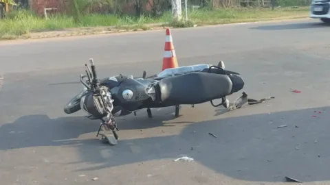 Motociclista fica em estado grave após bater na traseira de carro em Rio Branco.