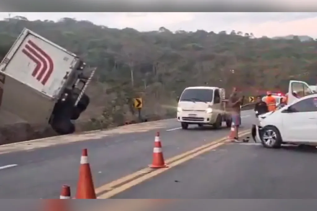 Acidente entre carro e caminhão deixa quatro feridos na BR-381, em MG
